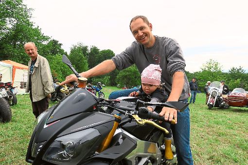 Wie familiär es auf einem der größten Motorradtreffen in der Region zugeht, zeigte Patrick Ehret mit seiner kleinen Tochter Tessa. Für Biker-Nachwuchs ist also gesorgt. Foto: Bohnert-Seidel
