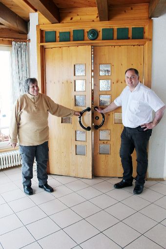 Noch ist die Tür geschlossen: Im neuen Schwarzwaldhotel Neue Linde möchten Andreas Phillipp (rechts) und Iris Phillipp auch den Saalbetrieb wieder aufnehmen.  Foto: Stangenberg