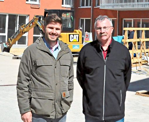 Hausleiter Rainer Kollmer (links) und Pflegedienstleiter Bernhard Krämer freuen sich auf den Umzug.   Foto: Goltz
