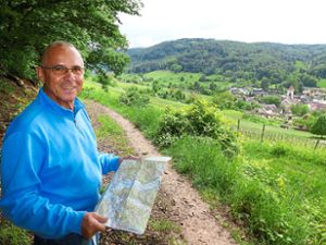 Dieter Ringwald vom Schwarzwaldverein hat mit Helfern den Panoramaweg ausgeschildert, der immer wieder schöne Ausblicke eröffnet – hier auf Münchweier. Foto: Schabel