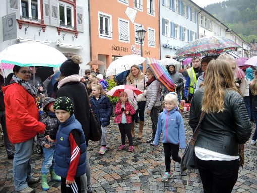 Der Regenschirm dominierte das Stadtbild am Sonntag beim Stadtbrunnenfest in Wolfach. Foto: Jehle