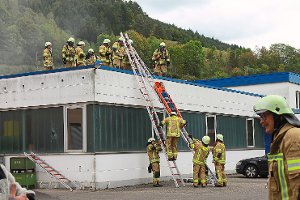 Die Gutacher Feuerwehr rettet eine Person vom Dach eines Firmengebäudes. Fotos: Störr Foto: Schwarzwälder-Bote