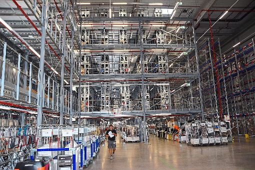 Hier lagern Millionen Schuhe und Kleiderstücke: Das Herzstück des  Zalando-Verteilzentrums, fünf Stockwerke hoch.   Foto: Braun