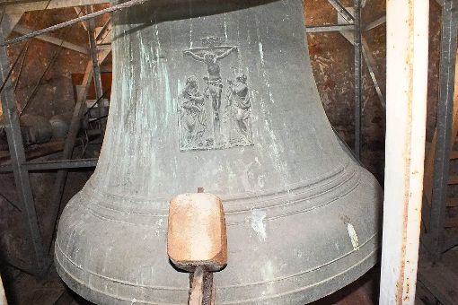 Unterhalb der Kreuzigungsgruppe auf der Glocke ist der Hammer, der den vollen Stundenschlag schlägt. Foto: Rest