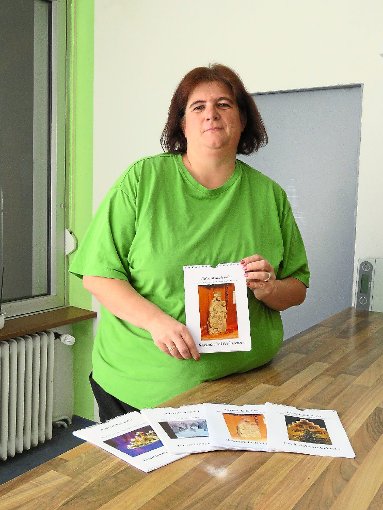 Isolde Scholl mit den Fotokalendern der bisherigen Adventskalender.  Foto: Bohnert-Seidel
