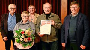 Meinrad Lehmann (Zweiter von rechts) wurde gemeinsam mit seiner Frau Doris geehrt: Er erhielt die goldene Ehrennadel des Verbands für sein langjähriges Engagement in verschiedenen Funktionen. Foto: Schröder