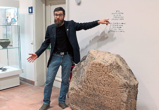 Archäologe Johannes Schrempp erklärt die Bedeutung des ausgestellten Grabsteins eines Suebenfürsten.  Foto: Achnitz