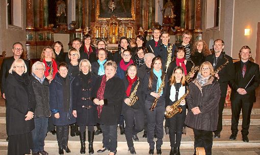 Musik kennt keine Grenzen: Die Mitglieder des Kirchenchors und des Saxofonorchesters zeigten gemeinsam ihr Können.  Foto: Mutz
