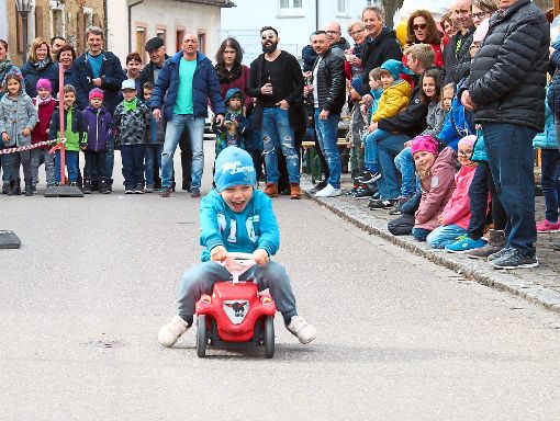 Voller Einsatz auf und neben der Rennstrecke: Das Bobbycar-Rennen hat in Rust Tradition und kommt bei Jung und Alt bestens an.  Foto: Foto: Mutz