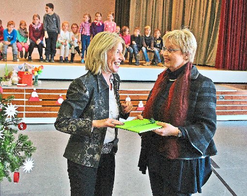 Barbara Bundschuh vom Staatlichen Schulamt führte Dorothea Fehrenbach-Isele (rechts) in ihr Amt als Leiterin der Grundschule ein.  Foto: Mühl