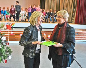 Barbara Bundschuh vom Staatlichen Schulamt führte Dorothea Fehrenbach-Isele (rechts) in ihr Amt als Leiterin der Grundschule ein.  Foto: Mühl