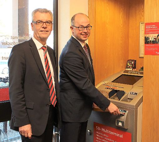 Zeigten, wie’s geht: Karl Bähr (links) und Jürgen Riexinger. Künftig wird die Sparkassenkunden in Rust nur noch eine Maschine empfangen.   Foto: Mutz