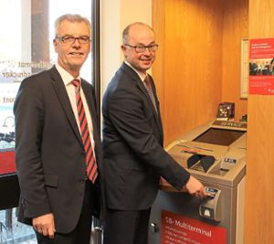 Zeigten, wie’s geht: Karl Bähr (links) und Jürgen Riexinger. Künftig wird die Sparkassenkunden in Rust nur noch eine Maschine empfangen.   Foto: Mutz