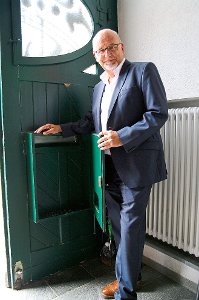 Armin Schwarz wirft einen letzten Blick  in den Briefkasten nach Ablauf der Bewerbungsfrist: Er ist leer. Ob es bei drei Kandidaten bleibt, ist dennoch nicht ganz sicher.  Foto: Reinhard