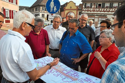 Udo Schneider (links) zeigte auch anhand einer  Karte, wie der Platz künftig aussehen soll.  Foto: Schabel Foto: Lahrer Zeitung