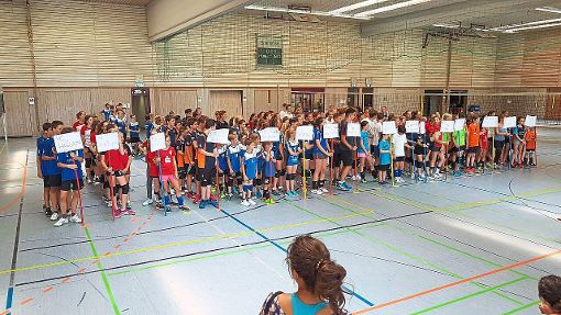 Nacheinander liefen über 200 Jungen und Mädchen aus 19 Vereinen in die Halle ein.  Foto: Knupfer Foto: Schwarzwälder-Bote