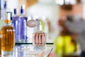 Eine Ladendiebin zeigte in einer Parfümerie einen besonderen Geschmack. (Symbolfoto) Foto: Kzenon/ Shutterstock