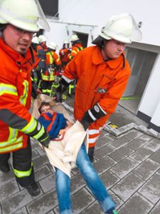 Die Feuerwehrleute  üben auch die Rettung verletzter Personen aus Gebäuden. Foto: Bohnert-Seidel Foto: Lahrer Zeitung