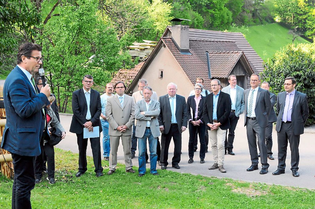 Landwirtschaftsminister Peter Hauk (links) besuchte mit Landrat Frank Scherer (Zweiter von rechts) und den Fraktionsvorsitzenden des Kreistags den Jägertonihof, der Weideflächen für rund 100 Rinder hat.