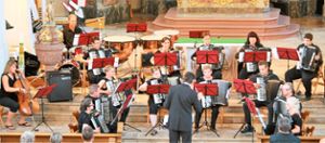 Das  Orchester des Akkordeonvereins eröffnete das Kirchenkonzert.  Foto: Schnabl Foto: Lahrer Zeitung