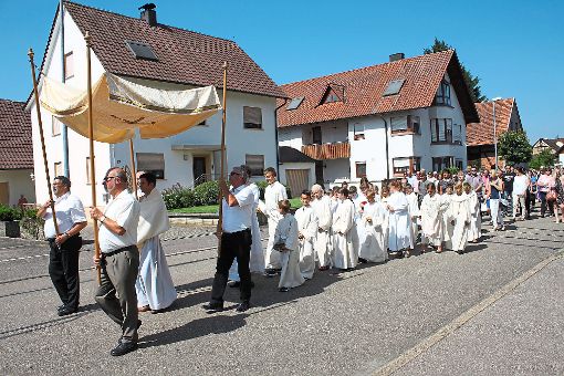 An der Prozession durch Ringsheim haben zahlreiche Gläubige teilgenommen.   Foto: Mutz