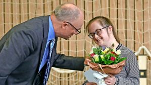 Malena Focht  bekam von Bürgermeister Dietmar Benz lobende Worte und einen Blumenstrauß überreicht. Foto: Decoux