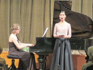 Melanie Bähr am Klavier und  Sopranistin Ena Maria Aldecoa bei ihrem Auftritt im Georg-Schreiber-Haus Foto: Bohnert-Seidel Foto: Lahrer Zeitung