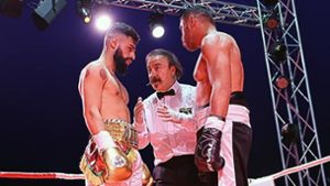 Vedat Deniz (links) und sein Gegner Nabil Zaky werden vor Beginn des Kampfes vom Ringrichter instruiert. Der Lahrer gewann das Duell im Dezember in der fünften Runde. Foto: privat