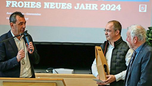 Ortsvorsteher Andreas Kremer (von links)  dankte Wolfgang Spengler und Achim Schwab. Foto: Decoux