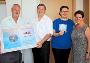 Bei der Übergabe (von links): Ambros Hog, Heinrich Dixa, Sabrina Hog und Christa Mutz   Foto: Mutz Foto: Lahrer Zeitung