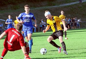 Der FV Sulz (dunkle) Hosen feierte einen 3:1-Derbysieg gegen den FV Sulz. Foto: Fissler Foto: Schwarzwälder-Bote