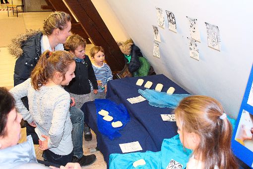 Stolz zeigen die Schüler ihre Kunstwerke wie die Masken aus Seifen oder das gemeinsame Wandmemory.  Foto: Meier