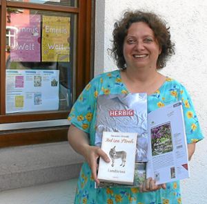 Susanne Oswald präsentier stolz ihr neuestes Werk Tod im Stroh. Bald erscheinen zwei weitere Bücher von ihr.  Foto: Fink Foto: Lahrer Zeitung