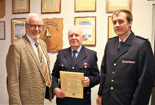 Bürgermeister Ernst Schilling (links) und Abteilungsleiter Nico Ackermann gratulierten Albin Kolb, der 50 Jahre der Brogginger Feuerwehr angehört.  Foto: Schnabl