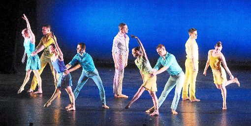 Zehn Tänzer zeigen in der Stadthalle modernen Ausdruckstanz zu klassischen Klängen.  Foto: Künstle