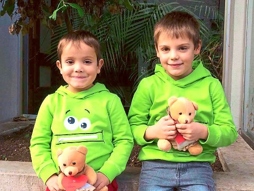 Kleine Bärenfreunde sind Bärenkind Pedro (links) und sein Bruder Carlos. Auch wenn sie nicht die Anne-Maier-Bären in den Händen halten, freuen sie sich über deren Verkauf.  Foto: Forum