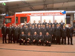 Die Angehörigen der Rheinhausener Feuerwehr mit Bürgermeister Jürgen Louis (links) präsentieren die neuen Ausgehuniformen. Foto: Lahrer Zeitung