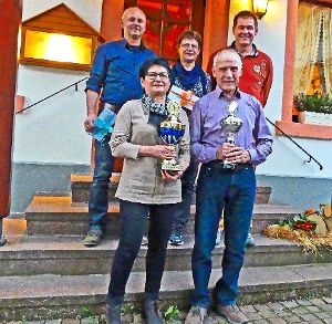 Bei der Hauptversammlung der Gemeinschaft Frohnbach/Gelbach zeichnet der Vorsitzende Hermann Rauber (hinten rechts) die erfolgreichen Kegler aus.  Foto: Haas