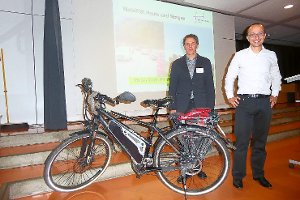 Die Experten Claus Fleig (rechts) und Alexander Retze neben einem E-Bike.   Foto: Dorn