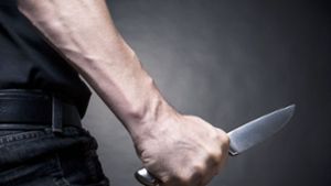 Polizei sucht nach Täter: Unbekannter bedroht Mann in Calw mit Messer