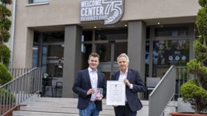 Frederik (links) und Jürgen Mack freuen sich über die Auszeichnung „Deutschlands Beste Arbeitgeber 2024“. Foto: Europa-Park