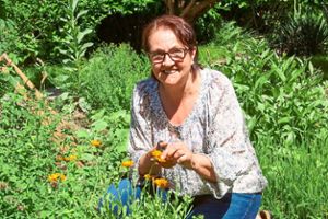 Irene Lehmann bezeichnet sich selbst als Kräuterpädagogin. Sie kennt sich mit dem, was in ihrer grünen Oase blüht und wächst, bestens aus. Die meisten Pflanzen riechen nicht nur gut, sondern entfalten auch eine wohltuende Wirkung.   Foto: Breuer