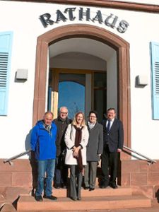Marion Gentges (Zweite von rechts) informierte sich bei Bürgermeister Heinrich Dixa (rechts) und einigen Gemeinderäten über die Situation in Ringsheim.  Foto: Gemeinde Foto: Lahrer Zeitung
