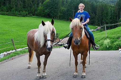 So sieht das normalerweise aus: Wald- und Wiesenreiter Charlotte Reinhard auf ihrem eigenem Pferd mit dem Wallach ihres Manns als Handpferd.   Foto: Privat