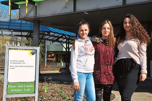 Nuri Kuci (von links), Sarah Stein und Claudia Delli Liuni gehen auf die Berufliche Schule im Mauerfeld, die  in Maria-Furtwängler-Schule umbenannt werden soll.  Foto: Weißer