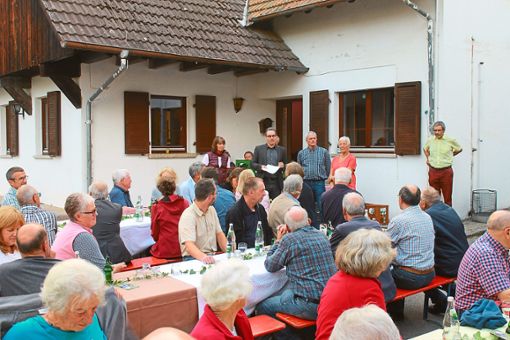 Insgesamt waren rund 70 Personen beim Grillfest dabei. Die evangelische Gemeinde hatte es zum Dank an die Freunde und Förderer des Fehrenbacherhofs ausgerichtet.  Foto: Störr Foto: Schwarzwälder Bote