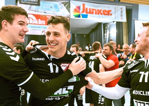 Julian Seigel (von links), Philipp Harter und Steven Heintz bejubeln die Meisterschaft für den TuS Schutterwald.  Foto: Wendling Foto: Lahrer Zeitung