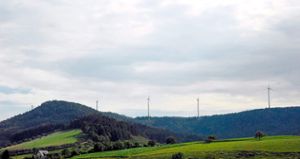 Seit Juni 2016 erzeugen auf dem Höhenzug zwischen Ettenheim und Schuttertal sieben Windkraftanlagen umweltfreundlichen Strom. Doch schon bald nach  der Inbetriebnahme beschwerten sich Anwohner im Schuttertal über die Geräusche, die von den Windrädern ausgehen.   Foto: Archiv: Baublies