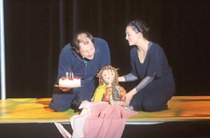 Als eine Art Maskenspiel mit Puppen hat Regisseur Edzard Schoppmann das Stück auf die Bühne gebracht. Quelle: Unbekannt