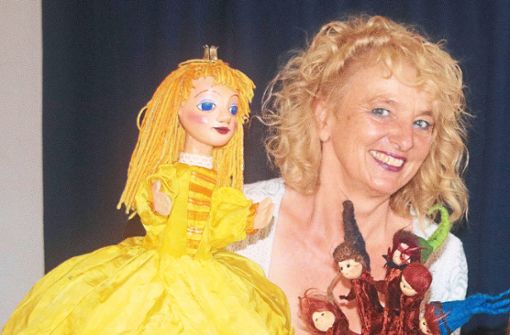 Puppenspielerin Karin Minuth von der Freiburger Puppenbühne begeisterte in Altdorf zahlreiche Kinder.  Foto: Hiller